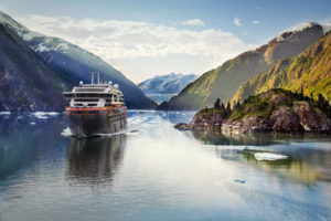 Mehr über den Artikel erfahren Nordlicht-Versprechen von Hurtigruten Norwegen: Garantiert einzigartige Naturerlebnisse auf der traditionsreichen Postschiffroute