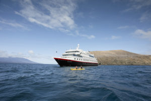 Read more about the article Weinkeller im Meer – Hurtigruten Norwegen hebt ersten in arktischen Gewässern gereiften Sekt