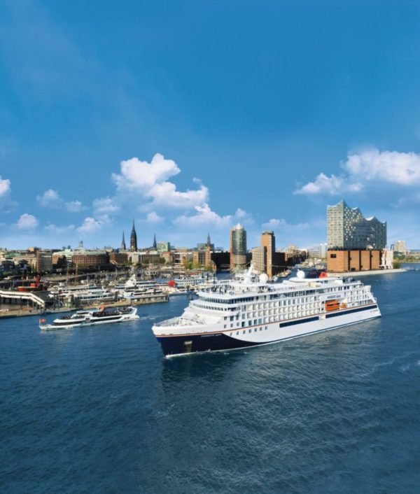 You are currently viewing Hochseetaufe für die HANSEATIC spirit vor Helgoland