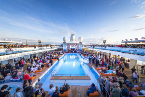 Read more about the article TUI Cruises feiert wieder den Schlager: Die Mein Schiff 6 schunkelt auf der Ostsee Richtung Skandinavien